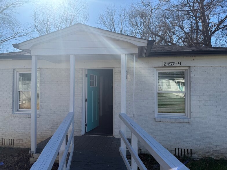 2439 Carmine St, Charlotte, NC for sale - Building Photo - Image 3 of 17