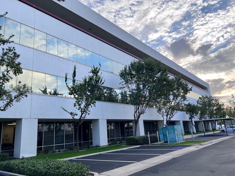 1800 30th St, Bakersfield, CA à louer - Photo du bâtiment - Image 1 de 10