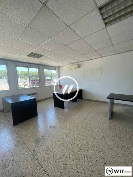 Office in Vitrolles for lease - Interior Photo - Image 2 of 11