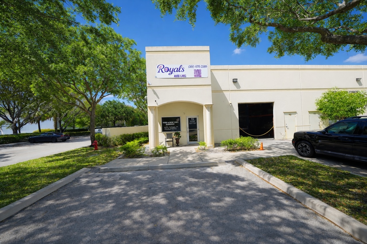 587 105th Ave N, West Palm Beach, FL for lease Interior Photo- Image 1 of 6