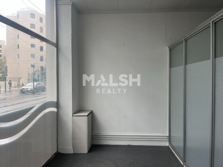 Retail in Lyon for lease - Interior Photo - Image 1 of 5