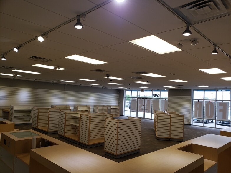2979 Lindbergh Blvd, Springfield, IL for lease - Interior Photo - Image 2 of 13