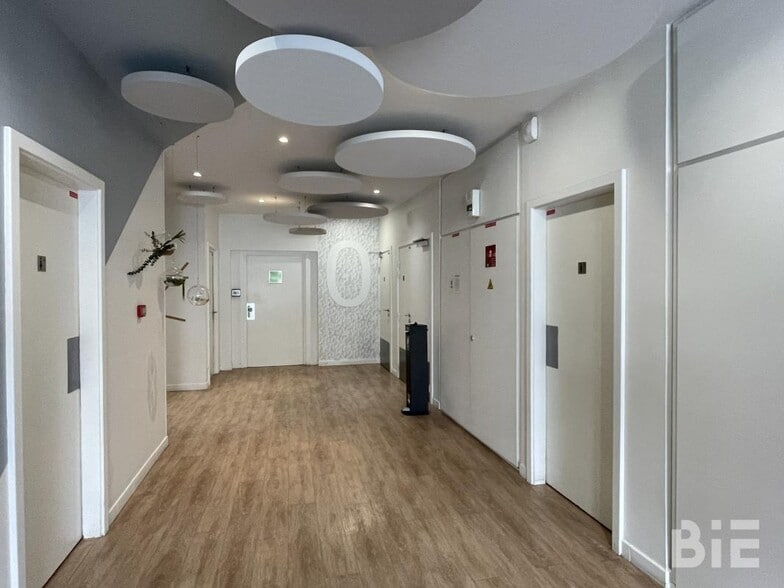 Office in Bordeaux for lease - Interior Photo - Image 2 of 8