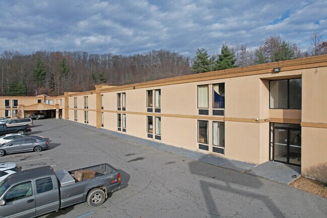 Plus de détails pour 127 Ontario Dr, Mount Hope, WV - Services hôteliers à vendre