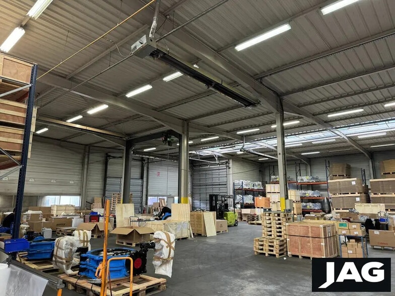 Office in Genas for lease - Interior Photo - Image 3 of 6