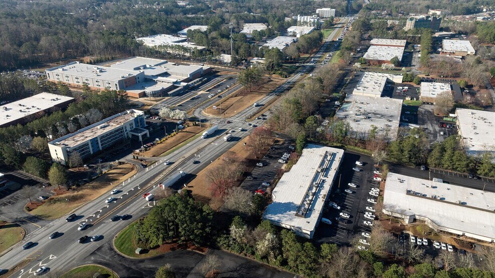 5875 Peachtree Industrial Blvd, Norcross, GA à louer - Photo du bâtiment - Image 2 de 8
