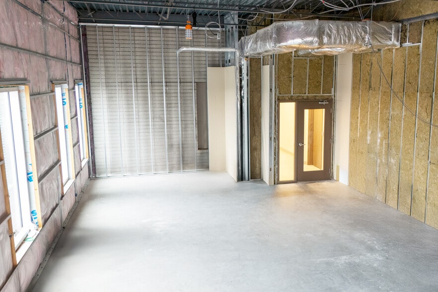 906 Rue Principale, Granby, QC à louer - Photo du bâtiment - Image 3 de 3