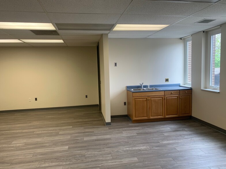 2223 Fulton Dr NW, Canton, OH for lease - Interior Photo - Image 2 of 31