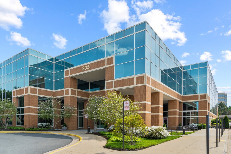 205 Van Buren St, Herndon, VA à louer - Photo du bâtiment - Image 2 de 15