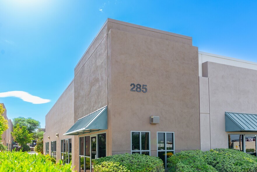 285 E Warm Springs Rd, Las Vegas, NV à vendre - Photo du bâtiment - Image 3 de 6