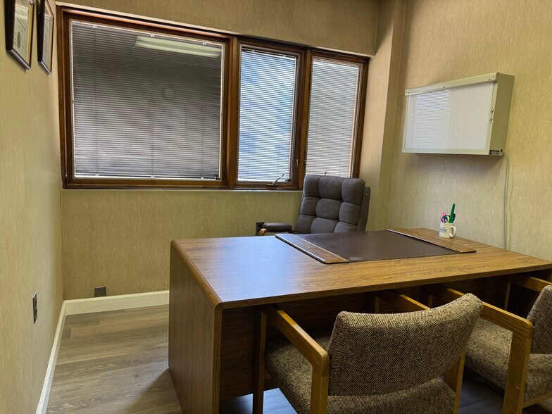 200 Perrine Rd, Old Bridge, NJ à vendre - Photo intérieure - Image 3 de 7