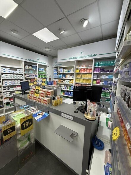 Retail in Lille for sale - Interior Photo - Image 2 of 3