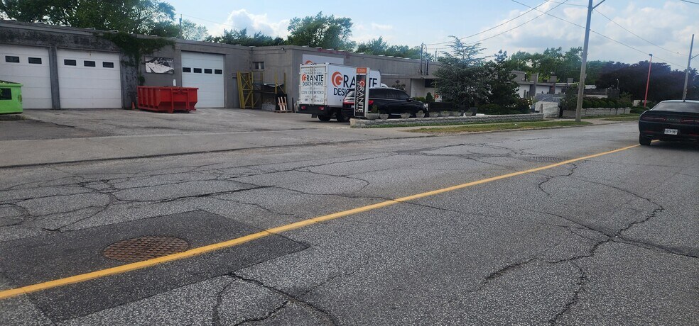 1285 Crawford Av, Windsor, ON à vendre - Photo du bâtiment - Image 2 de 8