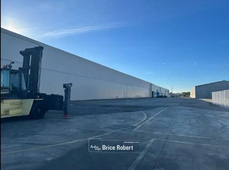 Industriel dans Meyzieu à louer - Photo du bâtiment - Image 2 de 4