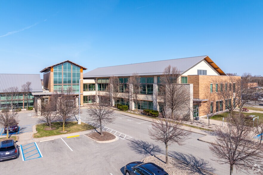 2105 E Enterprise Ave, Appleton, WI à louer - Photo du bâtiment - Image 2 de 8