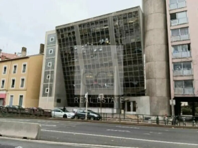 Office in Lyon for lease - Building Photo - Image 2 of 12