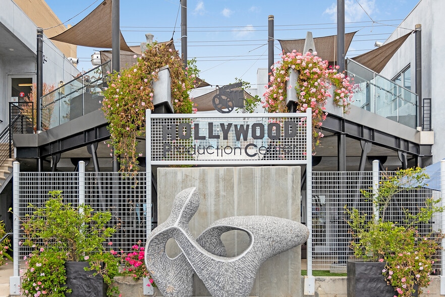 6350 Santa Monica Blvd, Los Angeles, CA à louer - Photo du bâtiment - Image 1 de 43