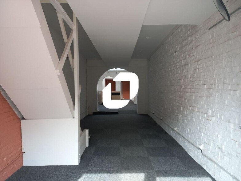 Retail in Croix for lease - Interior Photo - Image 2 of 6