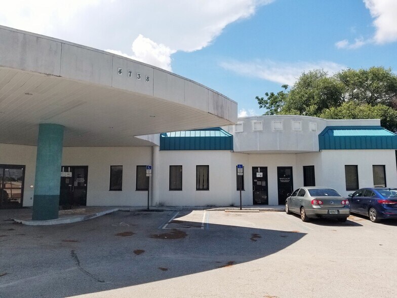 4738 Grand Blvd, New Port Richey, FL à louer - Photo du bâtiment - Image 2 de 10