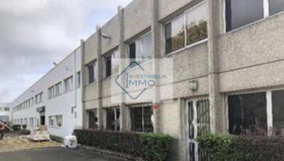 Local d'activités dans Buc à vendre - Photo du bâtiment - Image 2 de 9
