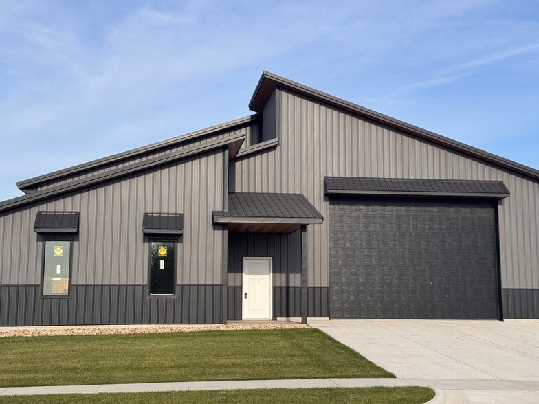 530 Aircom Dr, Marion, IA for sale - Primary Photo - Image 1 of 16