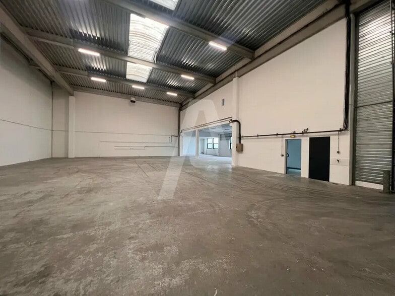 Flex in Ivry-sur-Seine for lease - Building Photo - Image 3 of 5