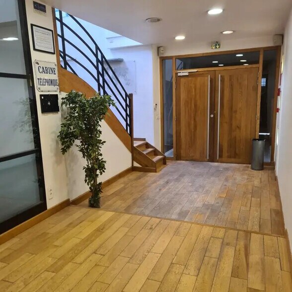 Office in Levallois-Perret for lease - Lobby - Image 2 of 15