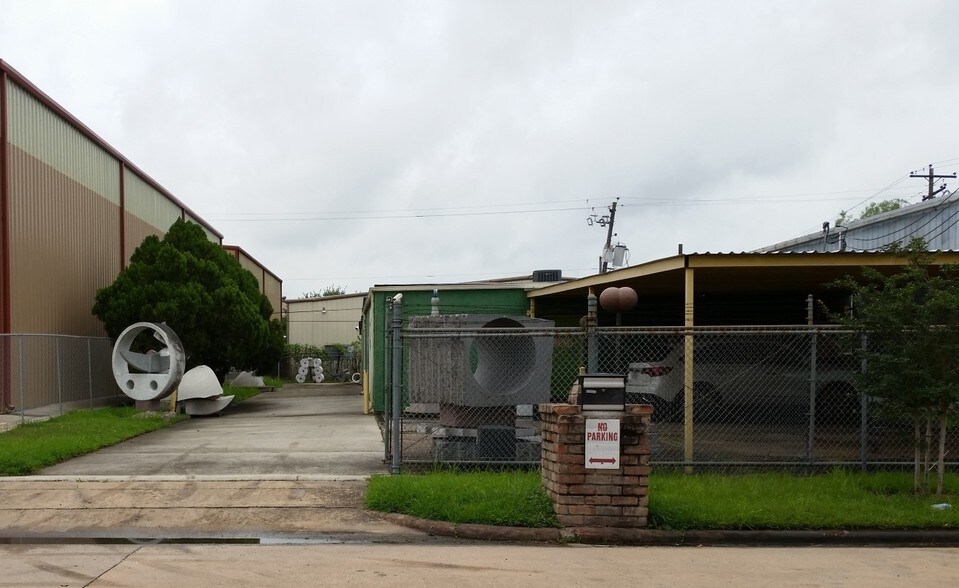 9227 Alberene Dr, Houston, TX à louer - Photo du bâtiment - Image 2 de 23
