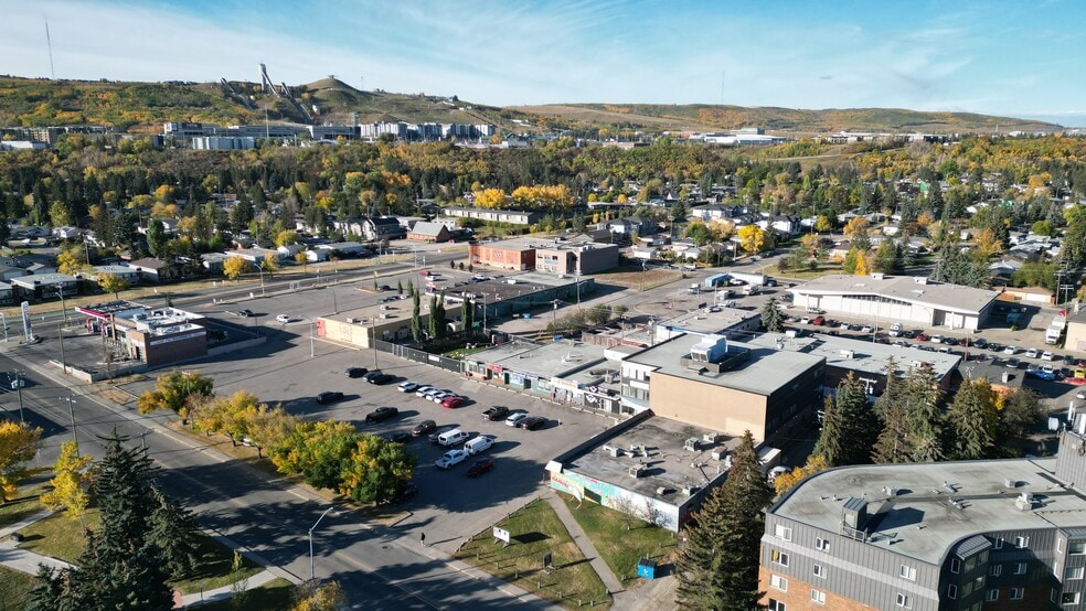 68-7930 Bowness Rd NW, Calgary, AB for lease - Building Photo - Image 2 of 3