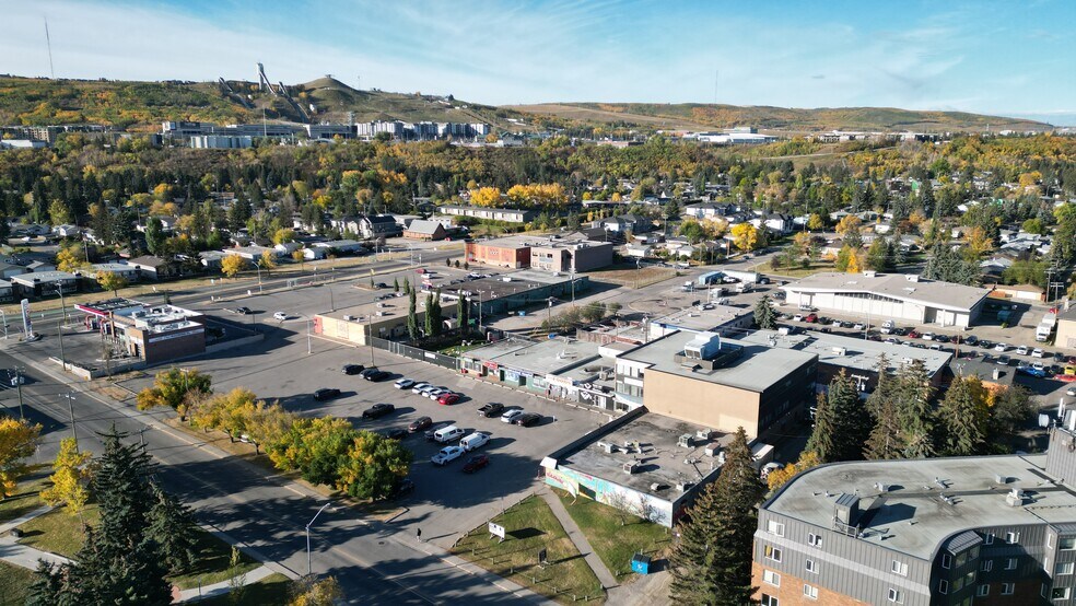 68-7930 Bowness Rd NW, Calgary, AB à louer - Photo du bâtiment - Image 2 de 3