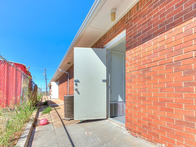 7030 W Wilshire Blvd, Oklahoma City, OK à louer - Photo du bâtiment - Image 1 de 60