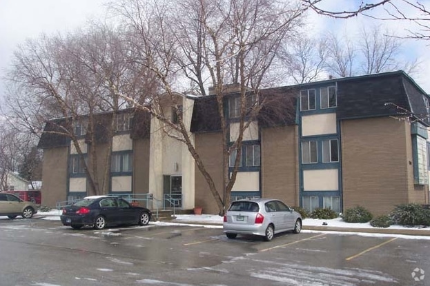740 E 52nd St, Indianapolis, IN for lease - Building Photo - Image 3 of 10