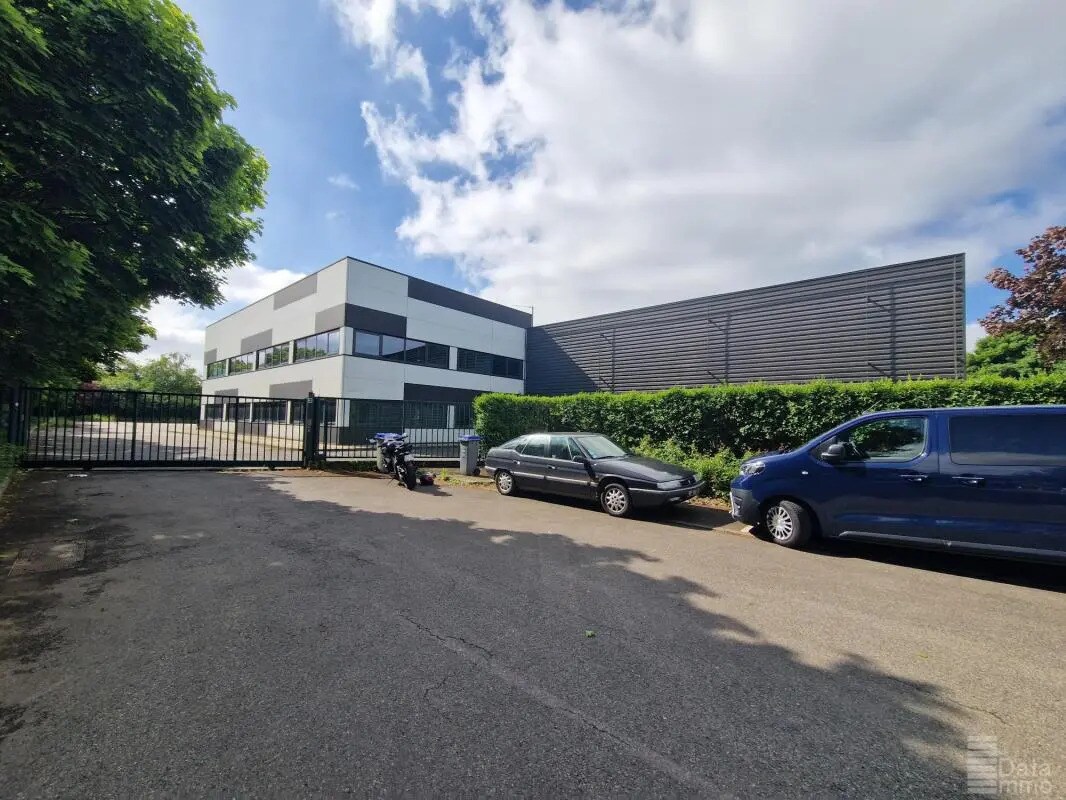 Industrial in Montigny-le-Bretonneux for lease Building Photo- Image 1 of 18