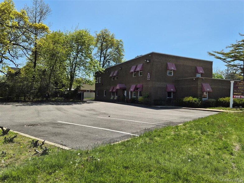 121 W Oak St, Amityville, NY à louer - Photo du bâtiment - Image 2 de 23