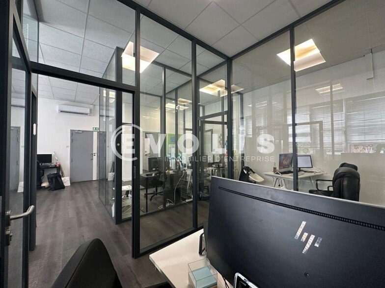 Office in Montreuil for lease - Interior Photo - Image 3 of 3