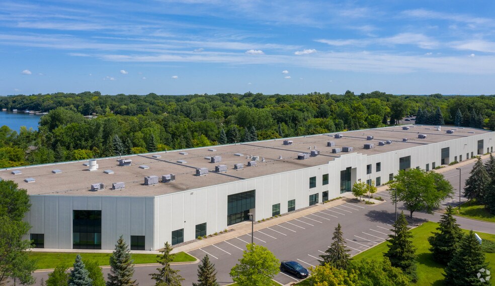 6105 N Trenton Ln, Plymouth, MN à louer - Photo du bâtiment - Image 2 de 4