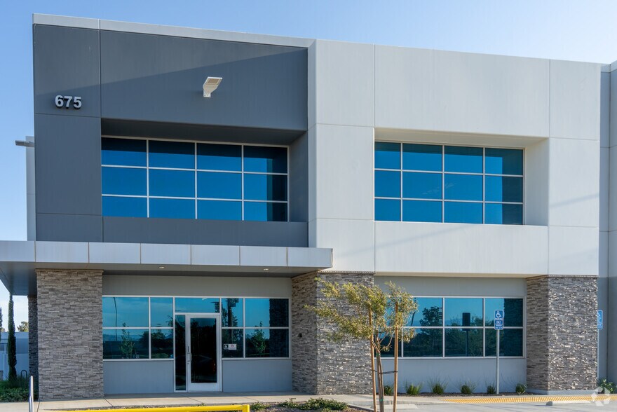 675 W Nance St, Perris, CA à louer - Photo du bâtiment - Image 3 de 6