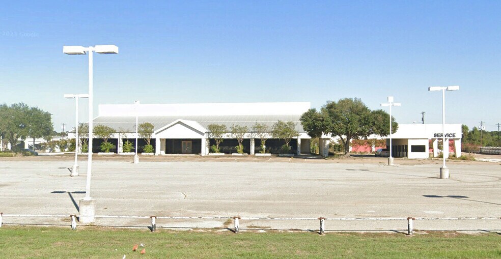 1100 Business Highway 290 N, Hempstead, TX for lease - Building Photo - Image 1 of 11