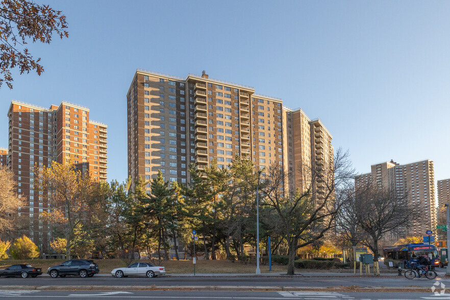 105 Dreiser Loop, Bronx, NY à vendre - Photo principale - Image 1 de 1