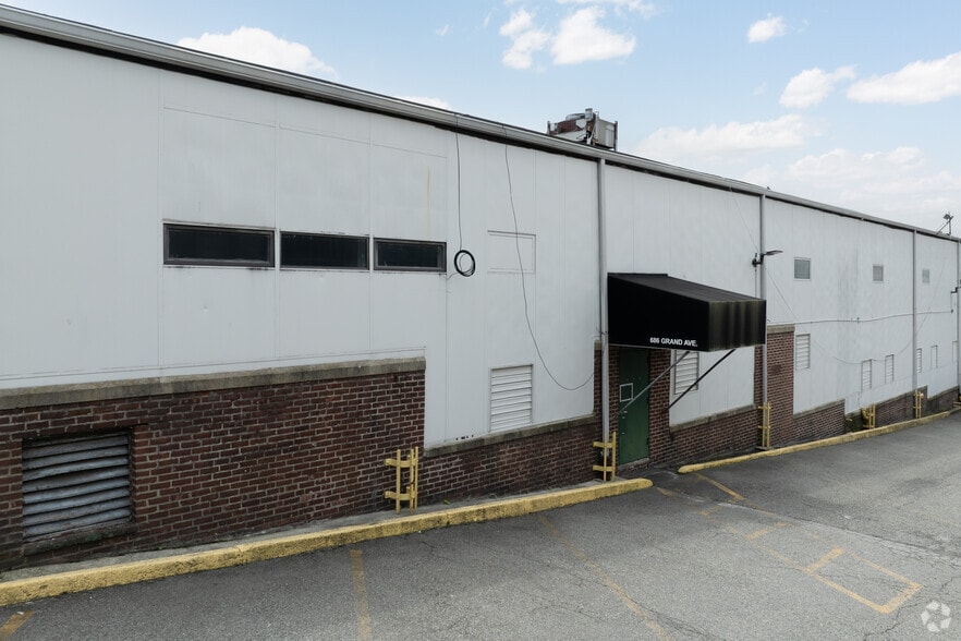 686 Grand Ave, Ridgefield, NJ for lease - Building Photo - Image 3 of 5