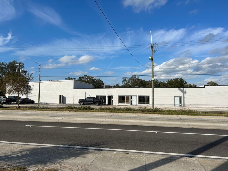 4504 E Hillsborough Ave, Tampa, FL à louer - Photo du bâtiment - Image 2 de 9