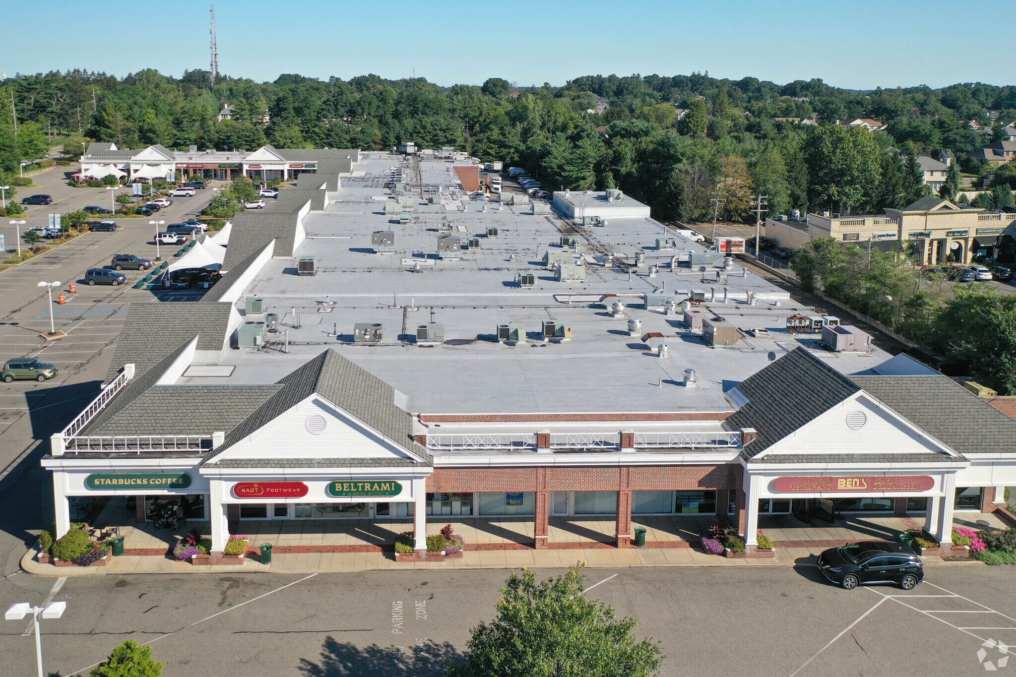 7947 Jericho Tpke, Woodbury, NY à louer Photo principale- Image 1 de 16