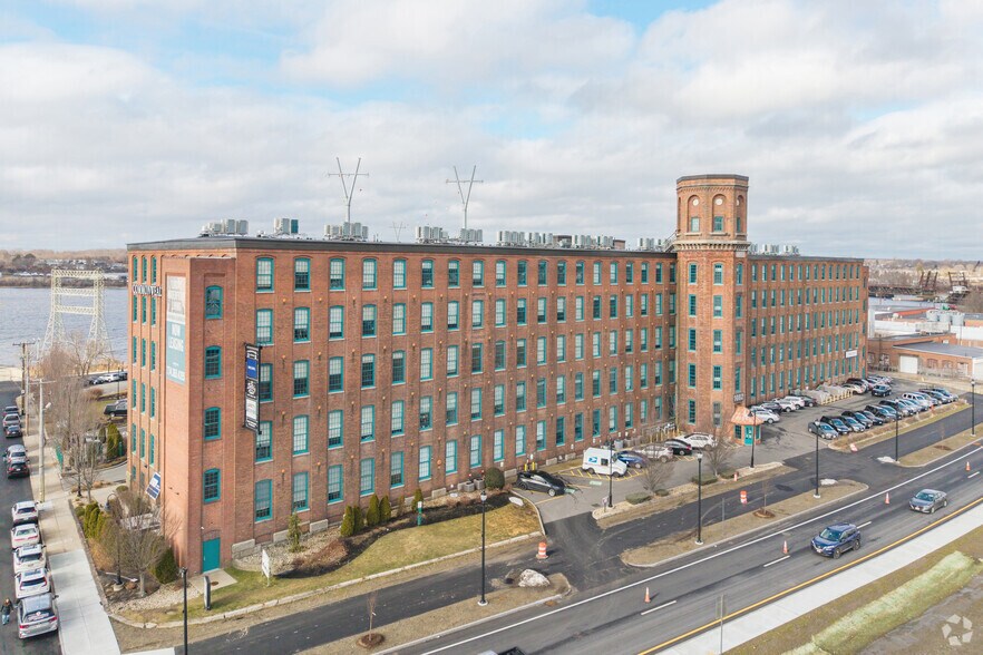 1082 Davol St, Fall River, MA à louer - Photo du bâtiment - Image 2 de 22