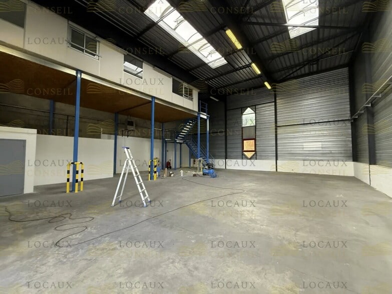 Flex in Élancourt for lease - Interior Photo - Image 3 of 7