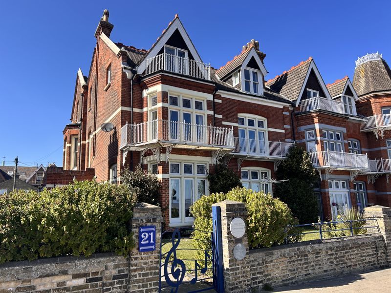 21 Kirkley Cliff Rd, Lowestoft for sale Primary Photo- Image 1 of 6