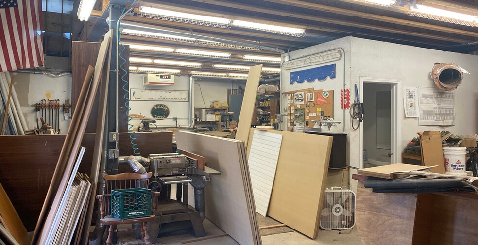 77 Old Yarmouth Rd, Hyannis, MA for sale - Interior Photo - Image 2 of 4