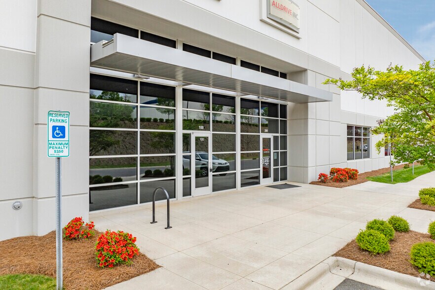 5032 Sirona Dr, Charlotte, NC à louer - Photo du bâtiment - Image 2 de 4