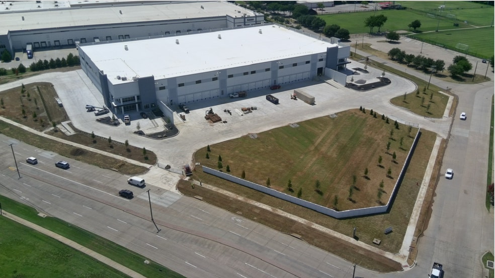 1751 Valley View Ln, Farmers Branch, TX for lease - Building Photo - Image 1 of 12