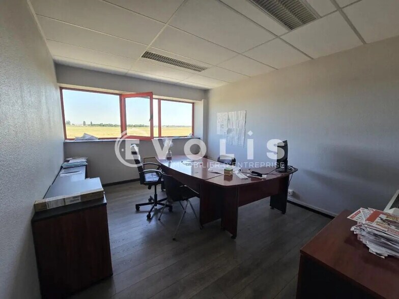 Office in Chilly-Mazarin for lease - Interior Photo - Image 3 of 8