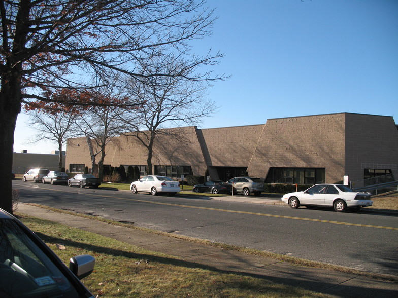 95-99 Sherwood Ave, Farmingdale, NY for lease - Primary Photo - Image 1 of 5